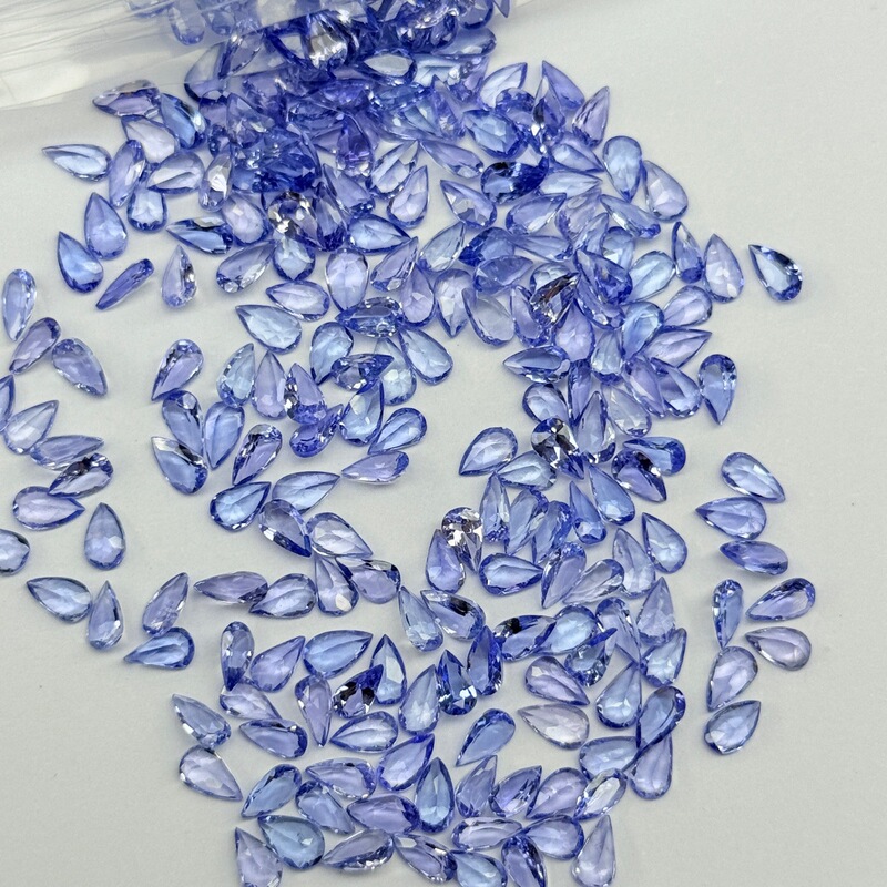 卸売り天然石戒面水滴梨形彫刻面の尖った底の裸石のネイルアクセサリーは半製品を象眼します。|undefined