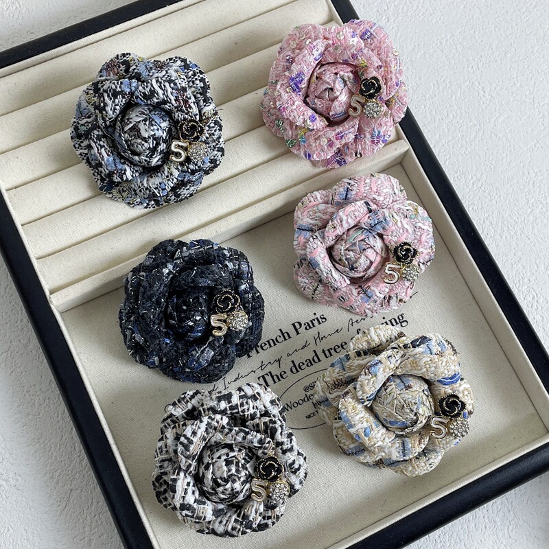 レトロな経典の小さい香の風の布芸のツバキの花のブローチの女性のシンプルな気質の胸の花のコートのピンの襟の花のアクセサリー|undefined