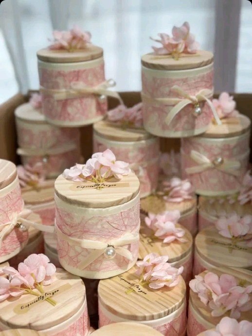 木の蓋のテーブルの砂糖の箱の赤い本の同型の喜糖の箱の中国式の結婚の屋外の結婚式のアイデアの婚約の喜糖の箱|undefined