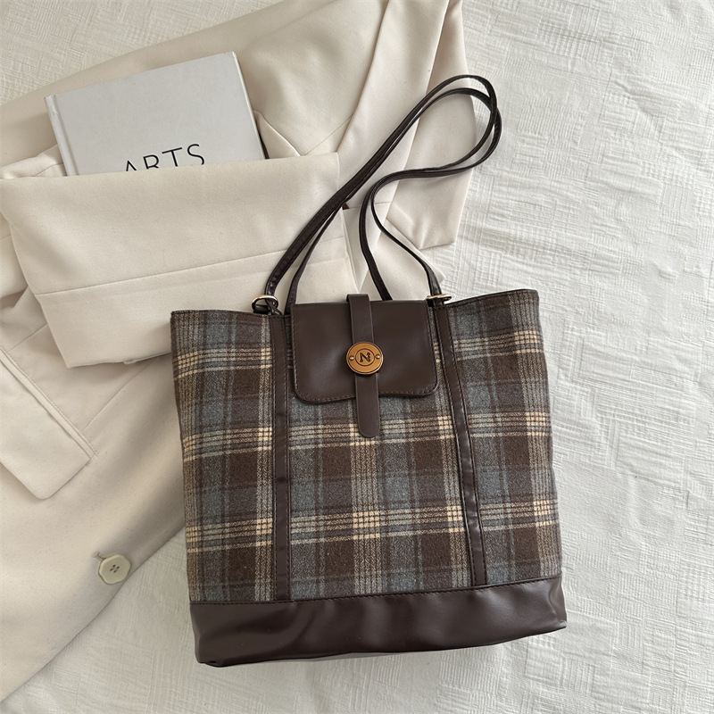 Bolsas de invierno a cuadros de gran capacidad para mujeres otoño y invierno 2024 nueva moda retro bolsas de tote versátiles mochila de hombro casual
