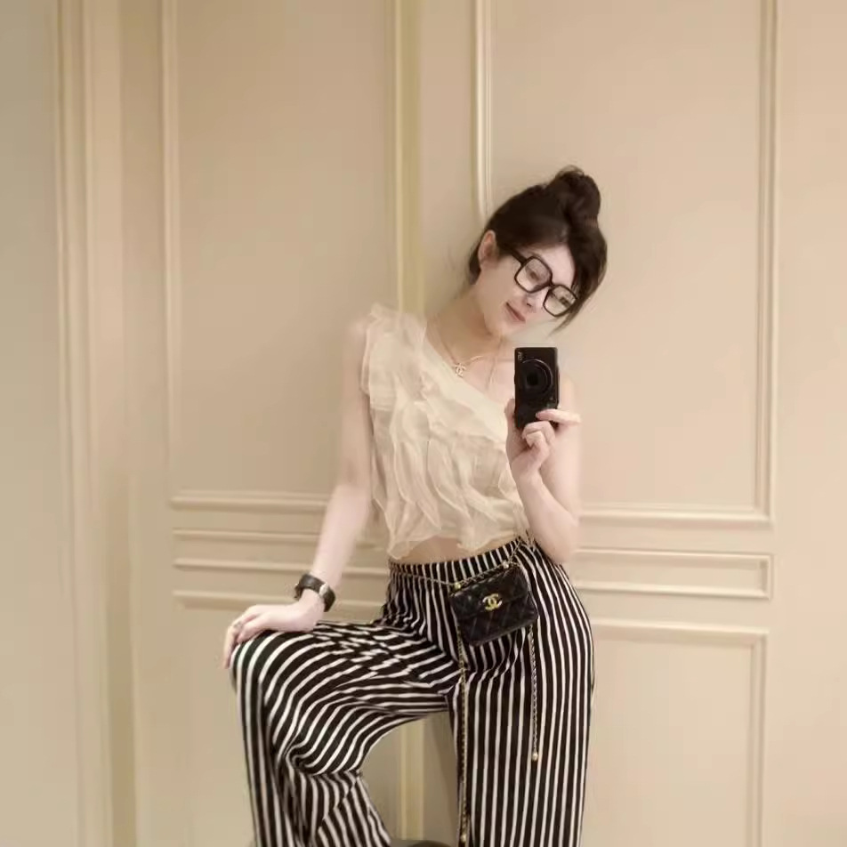 2024夏装设计款单肩层层荷叶边珠光雪纺斜肩上衣女