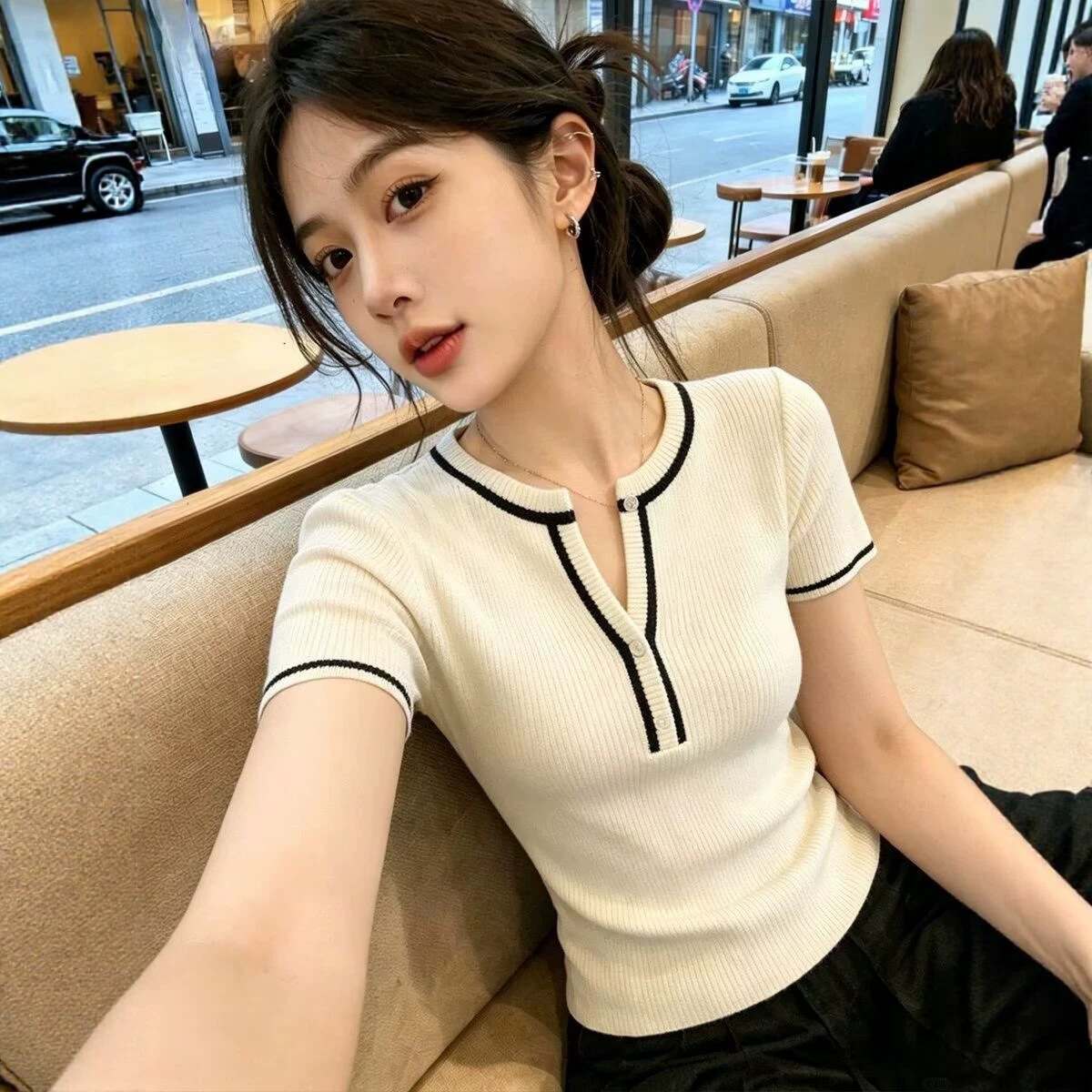 Áo thun nữ cổ chữ V tay ngắn chất liệu mát lạnh, form rộng thoải mái — màu trắng chi tiết 4