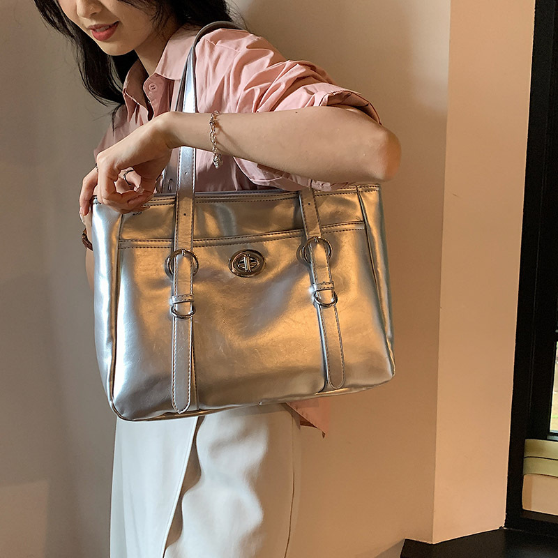 2024 New Retro Motorcycle Bag, Middle Age Underarm Bag, Women's Large Capacity Tote Bag, Simple Texture Shoulder Bag_voghion.com