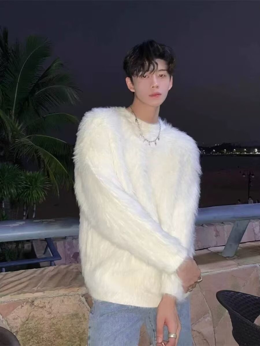 馬海毛のふわふわした白いミンクの丸首のセーターの男性の秋冬感の怠惰な柔らかいモチはニットを打ちます。