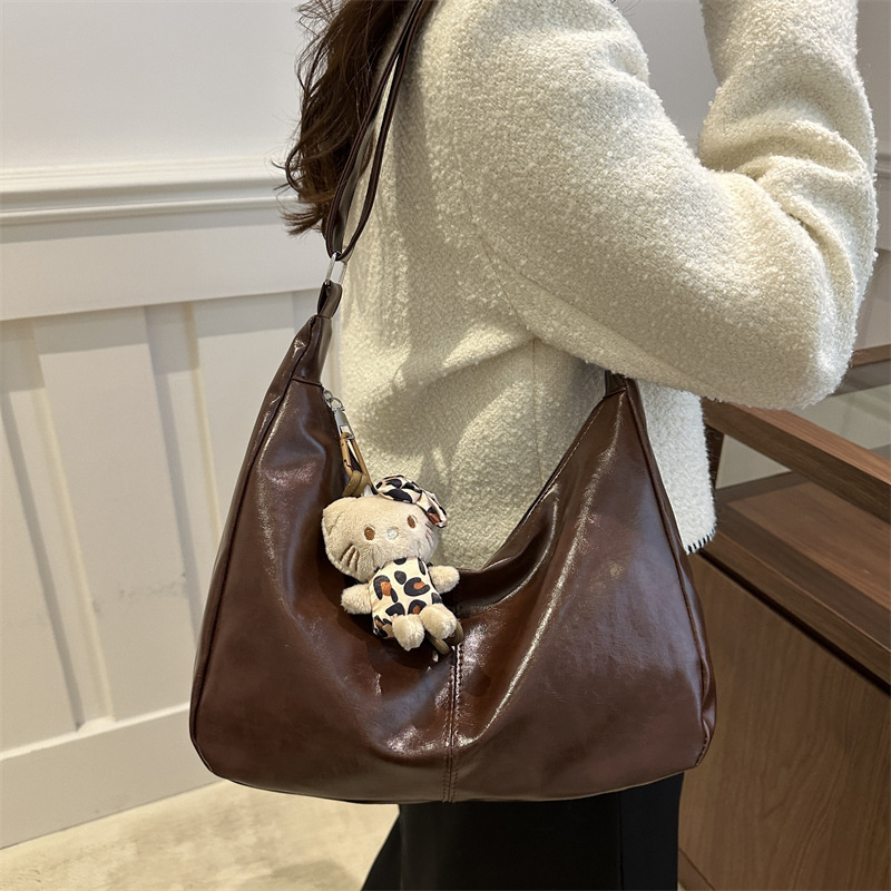 Bolsos de brazo de nicho coreano para mujeres invierno 2024 nuevo bolso retrógrado de gran capacidad, bolso de moda versátil.