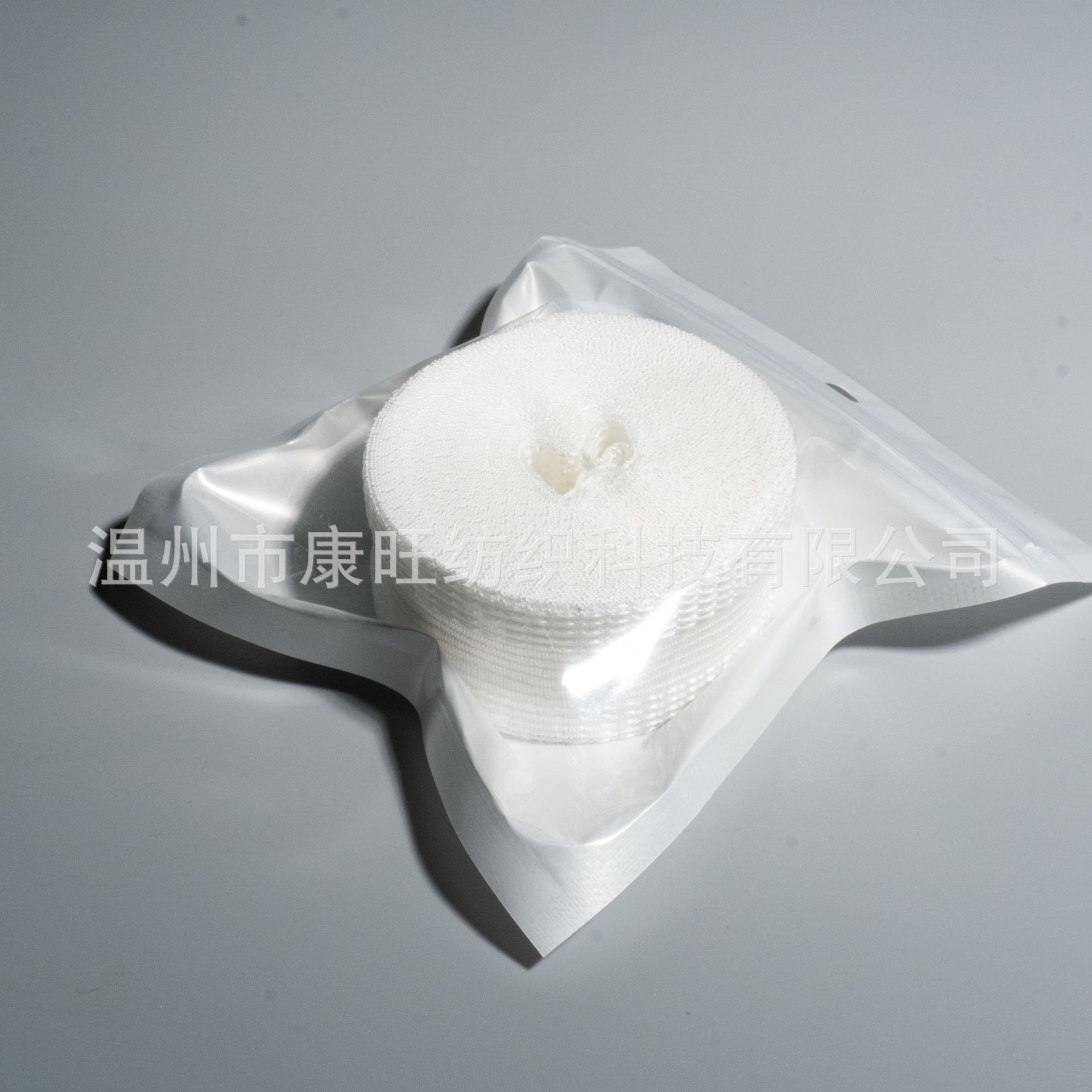 Los pantalones de la fábrica de Wenzhou se pegan en la boca del pantalón se acortan