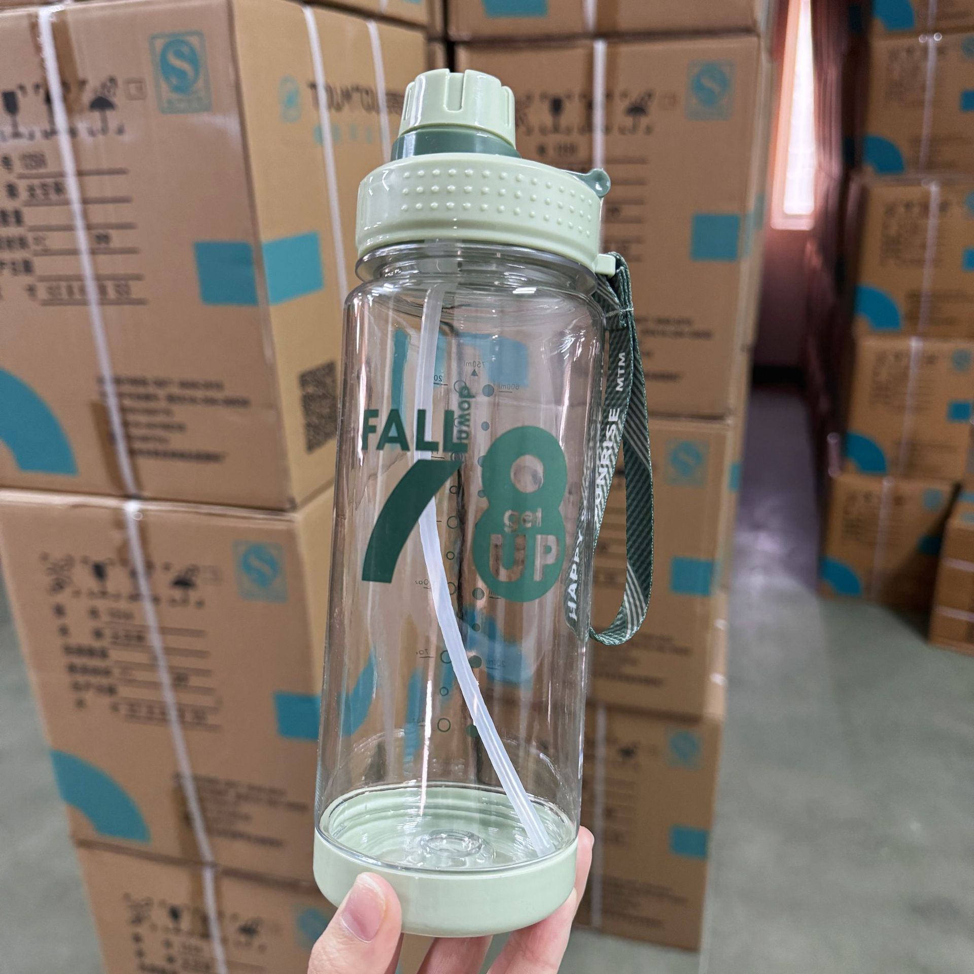 Venta directa de fábrica de botellas de plástico Taza de agua de plástico Cuerda de elevación Botella de agua de plástico Taza al aire libre Taza de espacio para estudiantes masculinos y femeninos Taza de paja