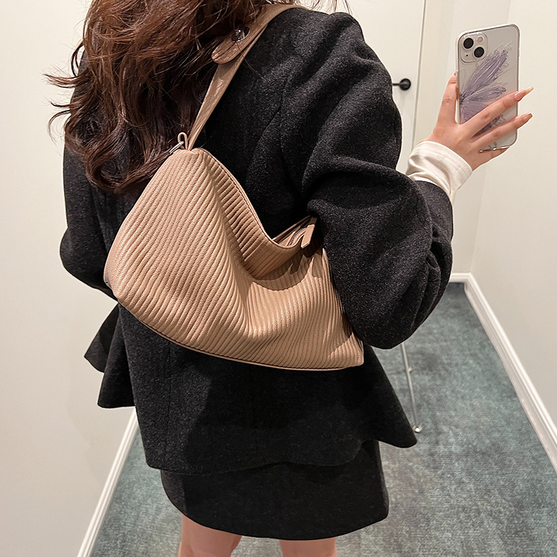 Bolsa de almohada portátil transfronteriza alta sensación de brazo bolso para mujeres 2025 nuevo otoño invierno de moda bolso de hombro bolso plegado