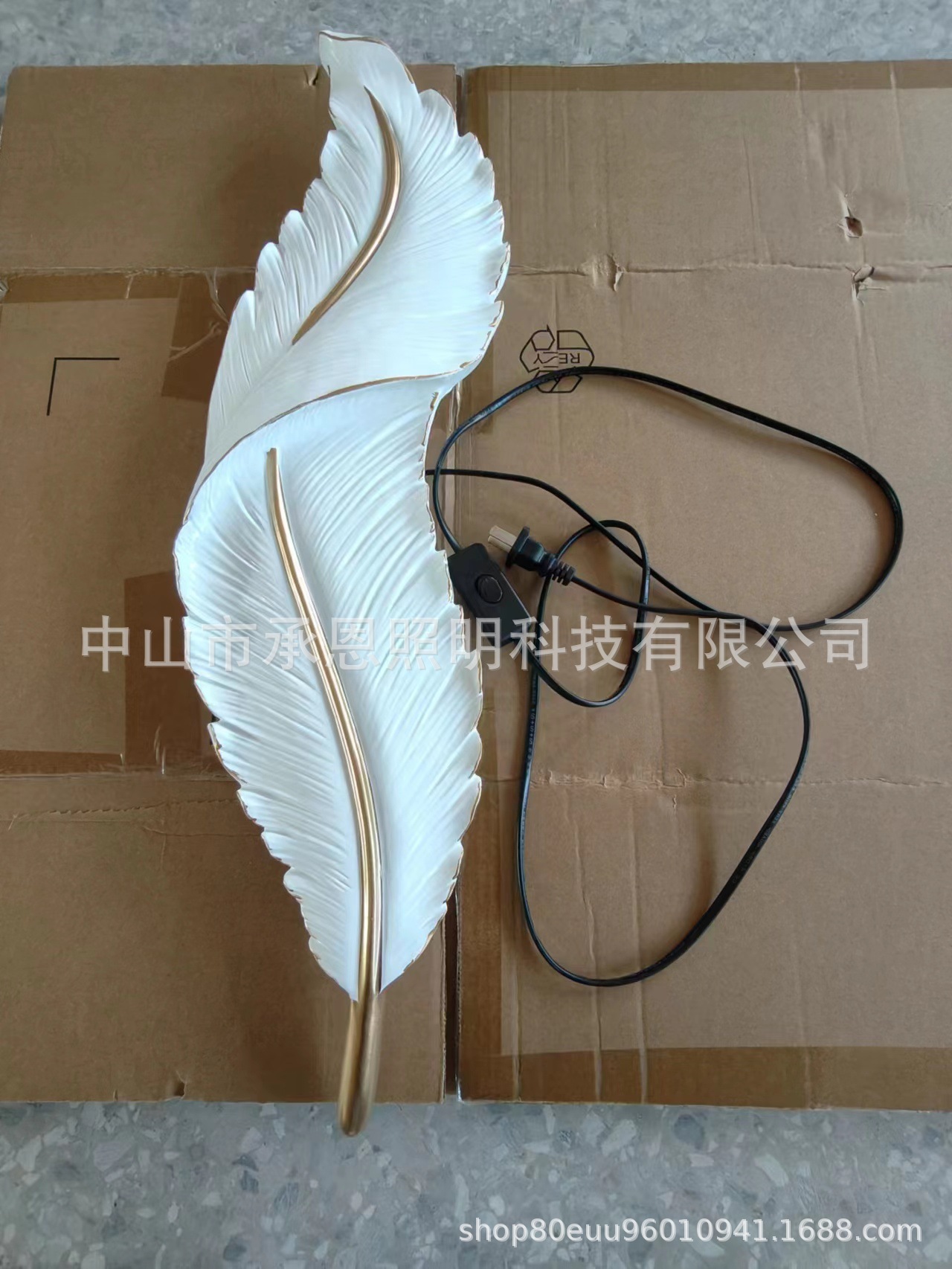 Nórdico creativo de plumas lámpara de pared de cabecera Tmall lámpara colgante de pared moderna Luz de lujo TV lámpara de pared de fondo lámpara de pared pasillo