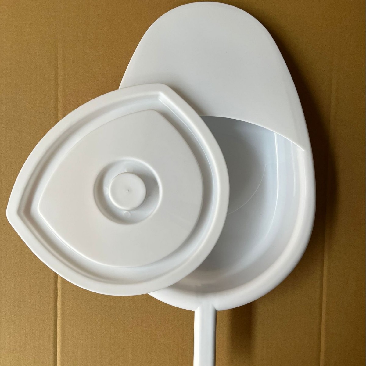 Orinal de plástico blanco horizontal con tapa orinal conveniente para los ancianos con mango engrosado suave orinal de pico de pato