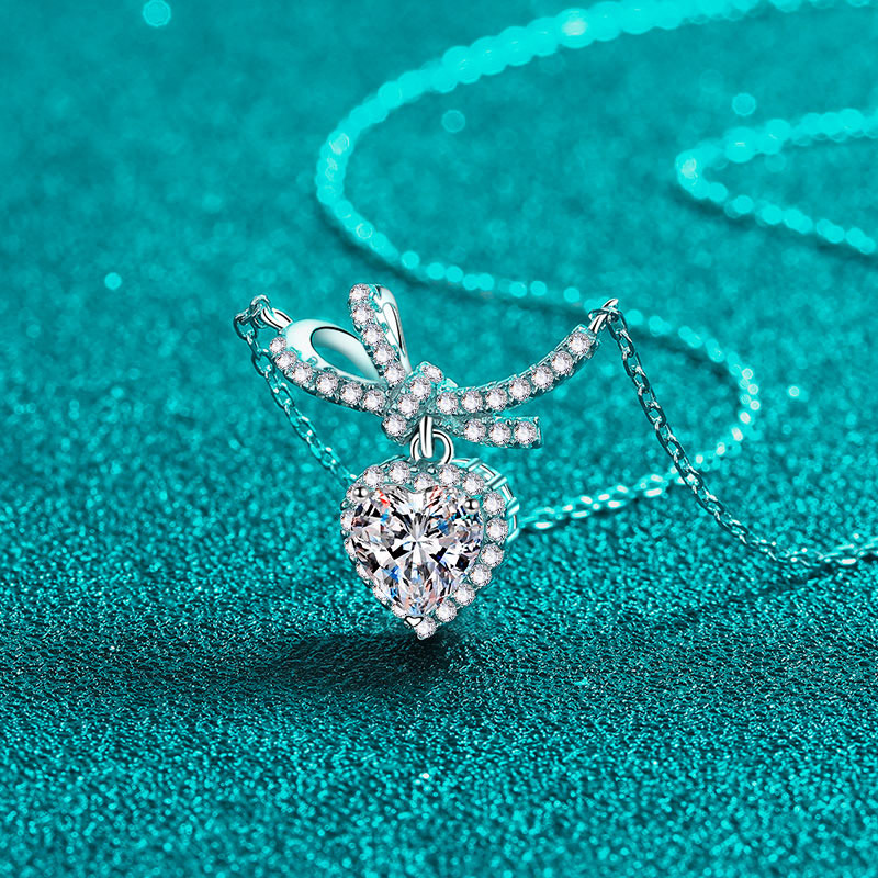 Collana con pendente a cuore e fiocco in argento 925 moissanite_voghion.com