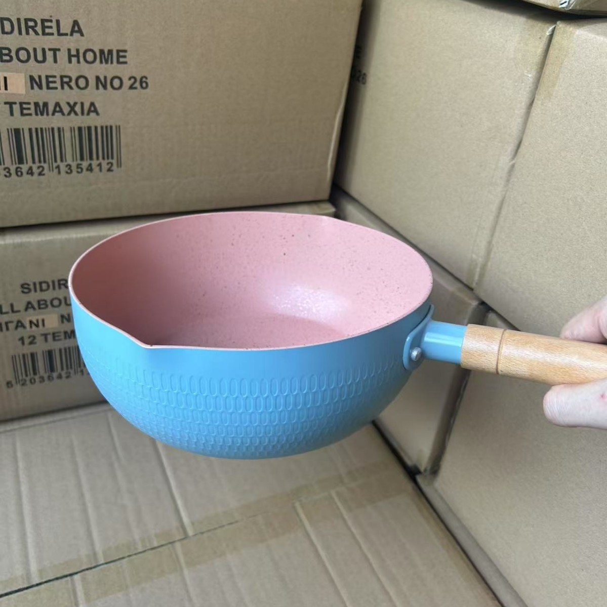 Una persona usa una olla de cocción, olla pequeña, olla de sopa, olla de nieve, olla de leche pequeña, olla antiadherente, fideos, olla de fideos instantáneos, estufa de gas doméstica