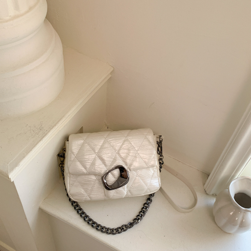 Bolsa de moda de cadena de diamante debajo de la axila, bolso de lujo ligero perlado, bolso de hombro simple, bolso de moda diario.