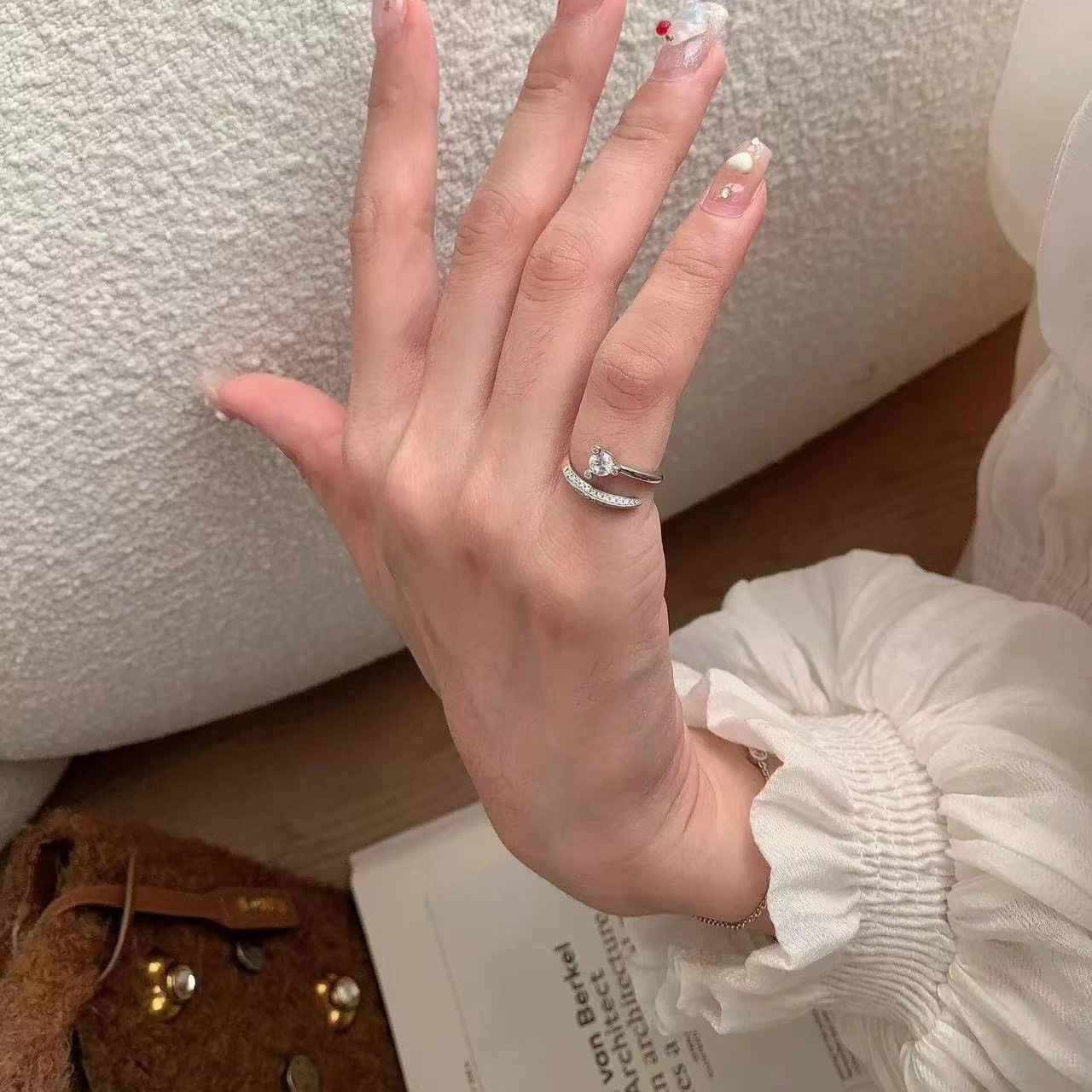 Anello di design in zircone con diamanti per donna elegante_voghion.com