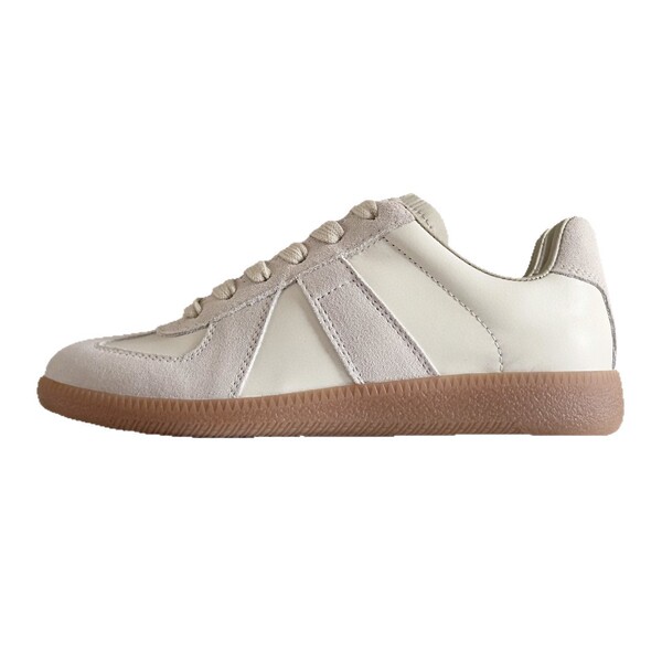 Classic white sneakers all-season with shoelaces for leisure