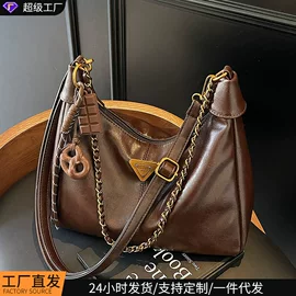 2026新款水饺形托特包：咖色街头风大容量斜挎包指南