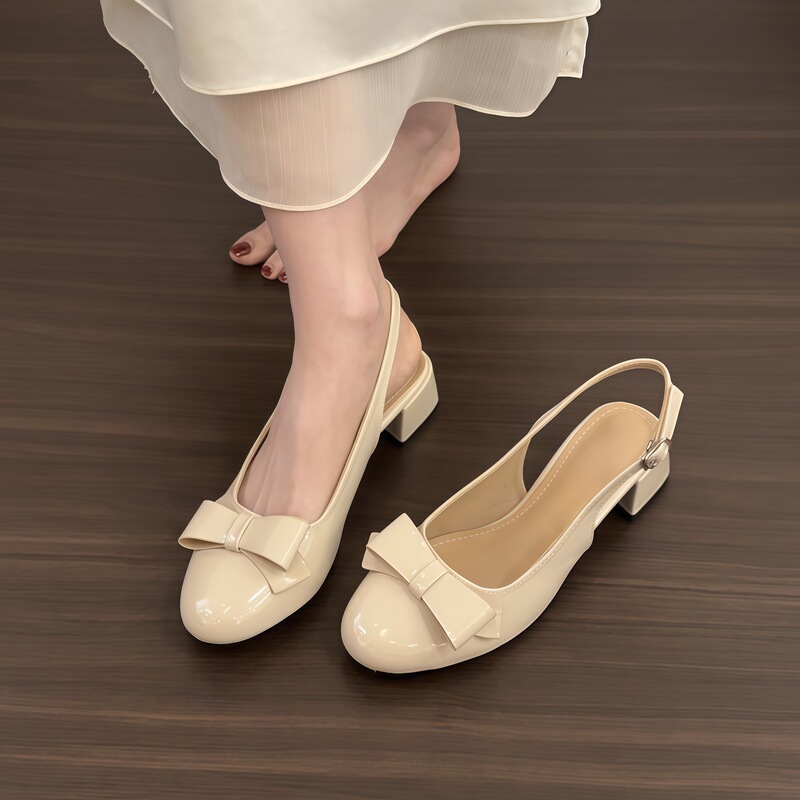 First Encounter with the French-Style Bowknot Patent Leather Closed-Toe Sandals for Women, 2026 New Model, Paired with Skirts, Elegant and Gentle Evening Shoes with Chunky Heels