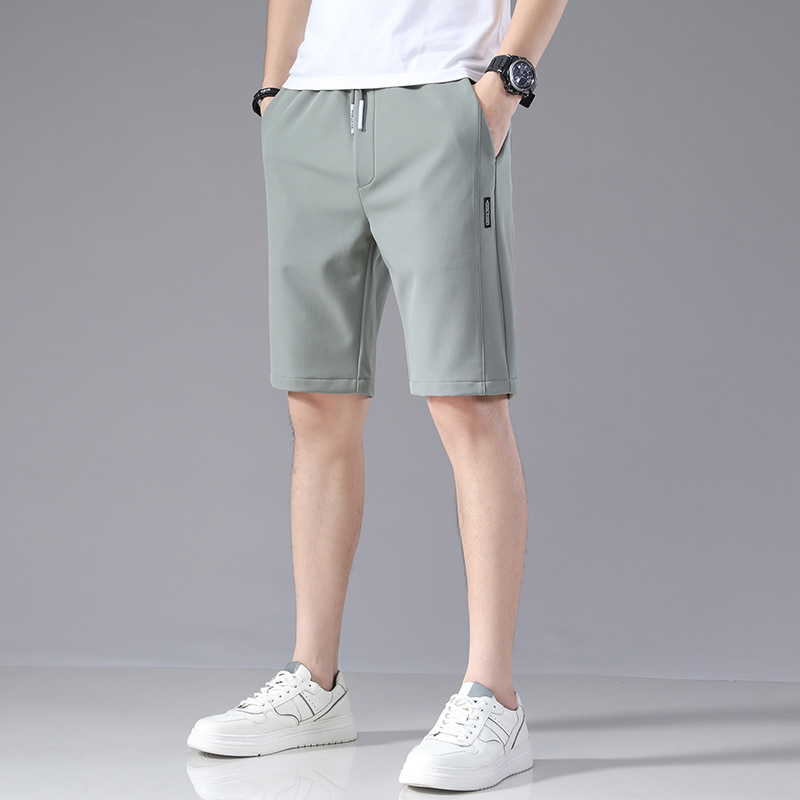 Pantalones cortos de seda de hielo para hombres 2020 Verano nuevo estilo coreano suelto elástico costura etiquetado pantalones cortos de playa