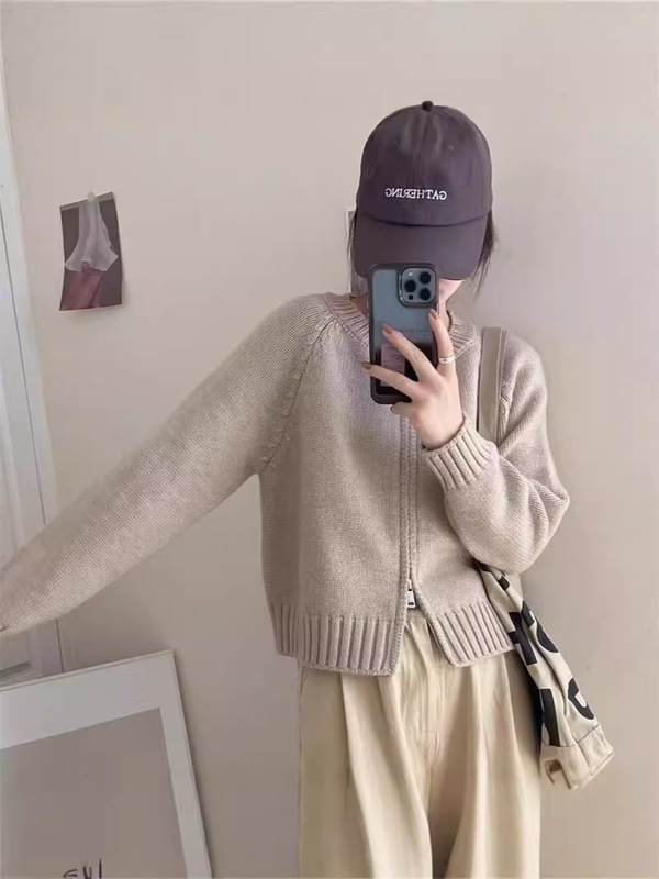 小柄な小さい丸首のファスナーのキャンディー色のニットのカーディガンの女性の秋冬の新型はやせている気質のセーターのコートを現します。|undefined