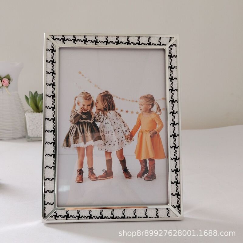 Fashion metal inlaid black and white plaid leather photo frame table, simple photo frame table