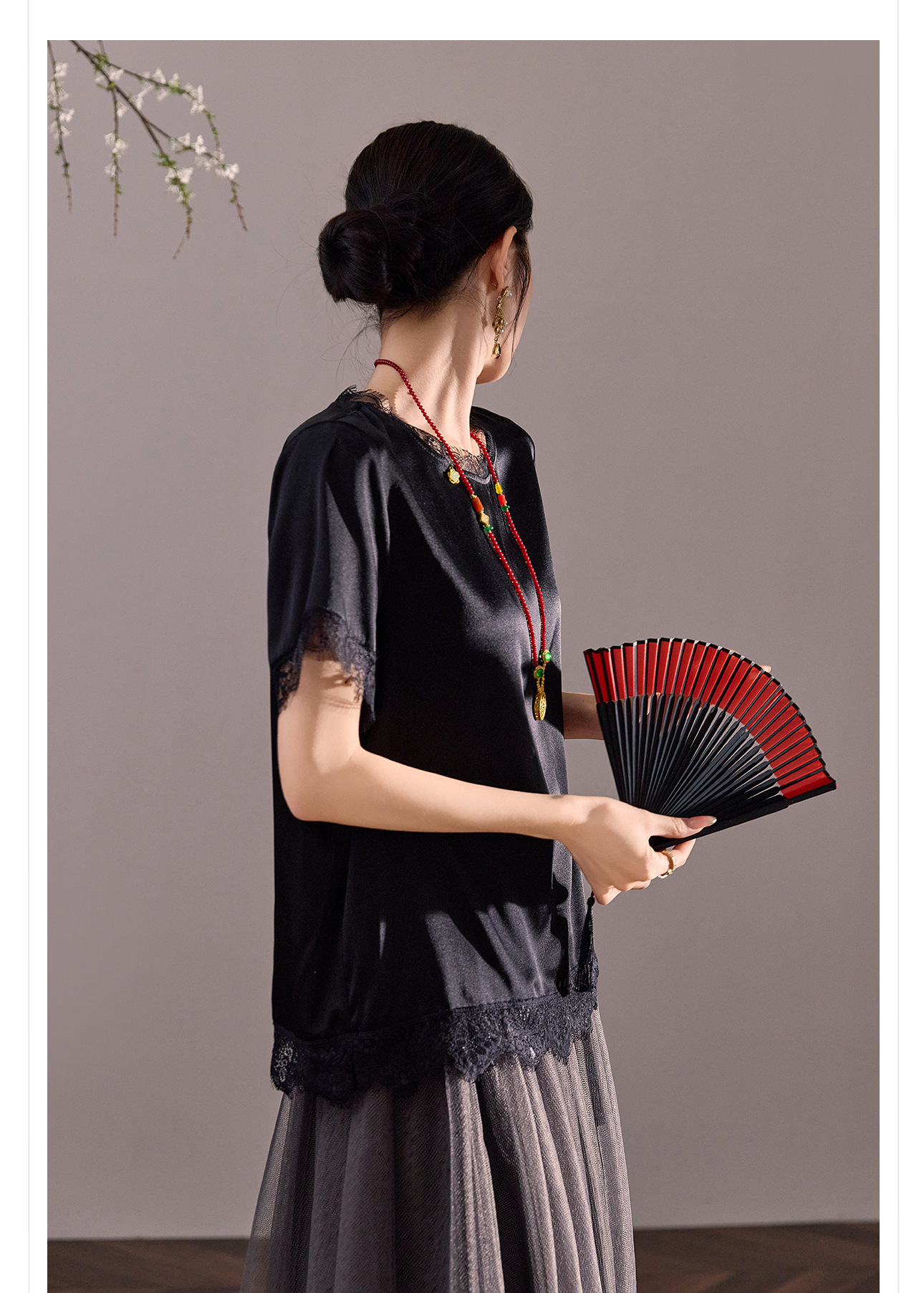 Áo sơ mi nữ tay ngắn cổ tròn chất liệu tơ tằm dâu tằm, thiết kế ren chinoiserie phong cách quốc dân — Màu đen cao cấp, Màu trắng nhạt chi tiết 6