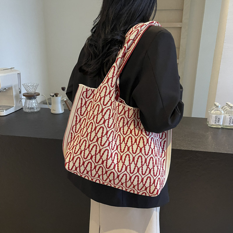 Knitted bags are fashionable and versatile. Knitted tote handbags are new large-capacity shopping bags for women. Single-shoulder bags are new for office workers undefined