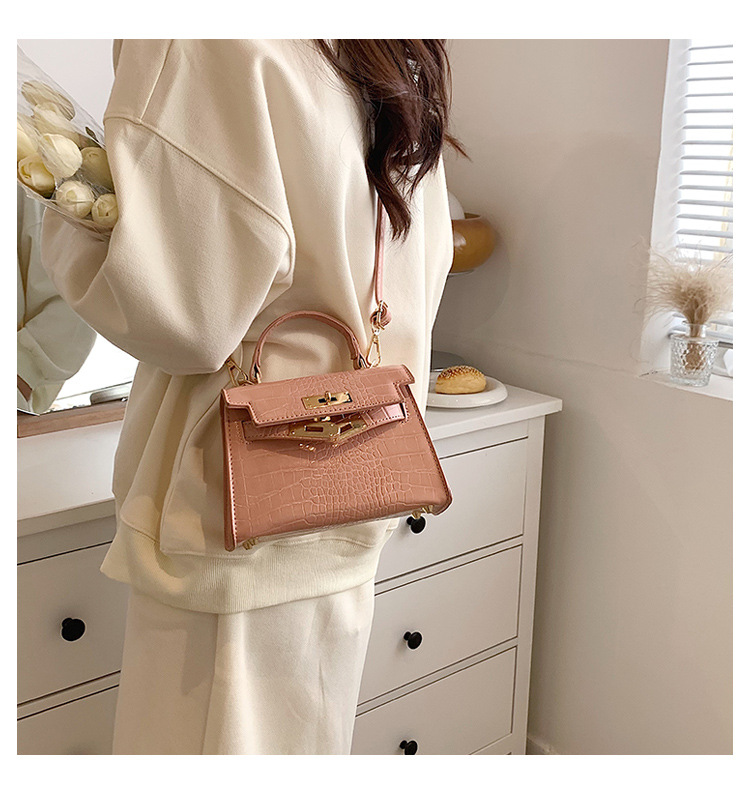 2022 New Fashion Crocodile Pattern Messenger Hand-held Small Square Bag 23*15*9 display picture 4