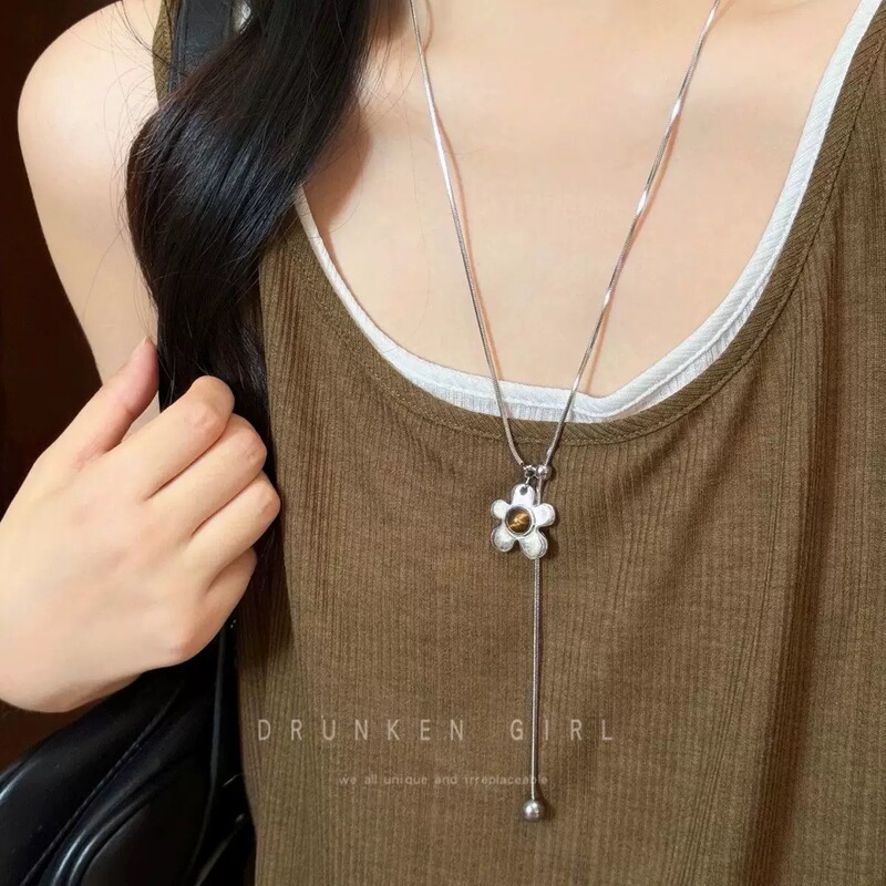 Vintage Floral Tiger Eye Pull-Out Necklace for Women, New Style, Simple and High-End, Adjustable Sweater Chain, Elegant and Versatile Accessory Vintage Floral Tiger Eye Pull-Out Necklace for Women, New Style, Simple and High-End, Adjustable Sweater Chain, Elegant and Versatile Accessory