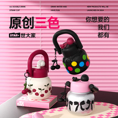 世界では、高颜値ストロー保温カップ女子学生が携帯して保冷カップの新しい誕生日プレゼントカップを持っている