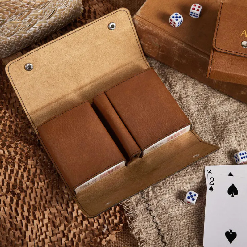 厂家现货可激光雕刻PU皮革棋牌扑克牌收纳盒旅行便携保护套桌游套