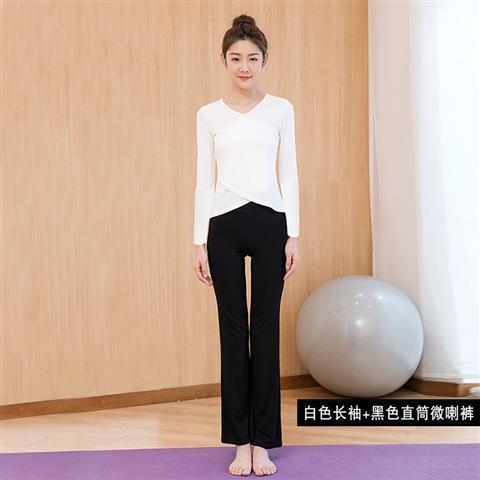 불규칙한 밑단은 가슴 패드, 흰색 긴팔 + 검정색 스트레이트 팬츠에 삽입 가능