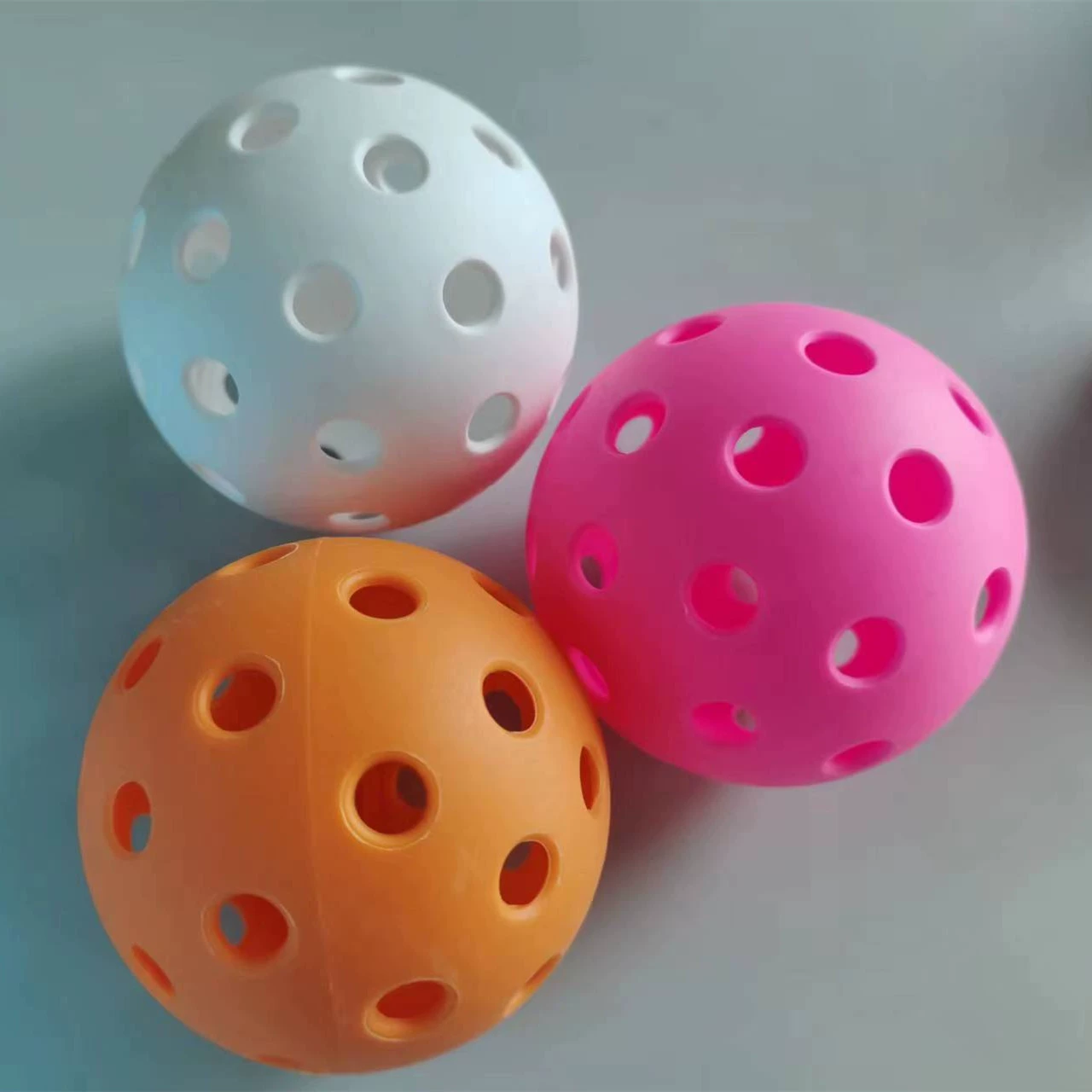 Прочное и долговечное PE инъекционное pickleball 74 мм 26-дрельная пластиковая шара Weifu практичный мяч для спорта на улице