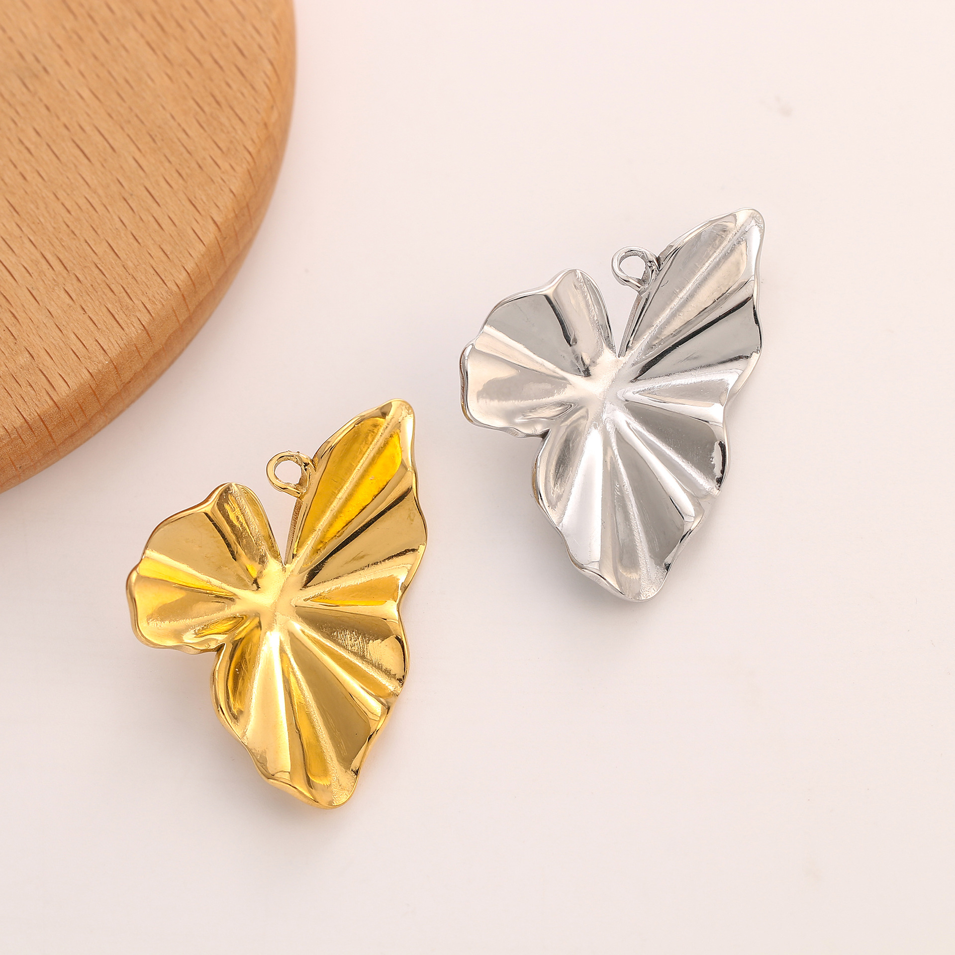 15g Weight Pendant Jewelry Making Type 30*32mm Jewelry Making Size DIY Jewelry Accessories Classification 3 PCS/Package Quantity 304 Stainless Steel Material Flower Pattern Plating Design Retro Style 3 PCS/Package 30*32mm 304 Stainless Steel Flower Pendant 7