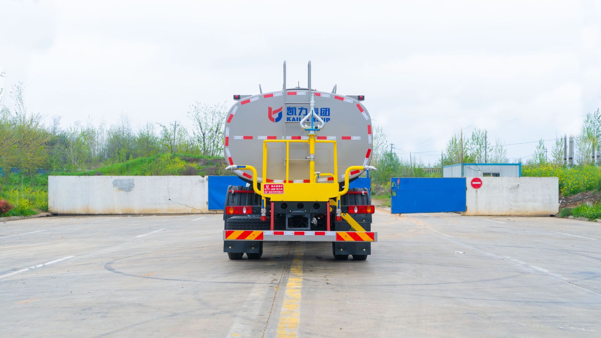 National Vi Dongfeng Tianjin 15 Cubic Meter Sprinkler Truck, Used for Washing Roads, Reducing Dust on Construction Sites, and Spraying and Watering for Landscaping