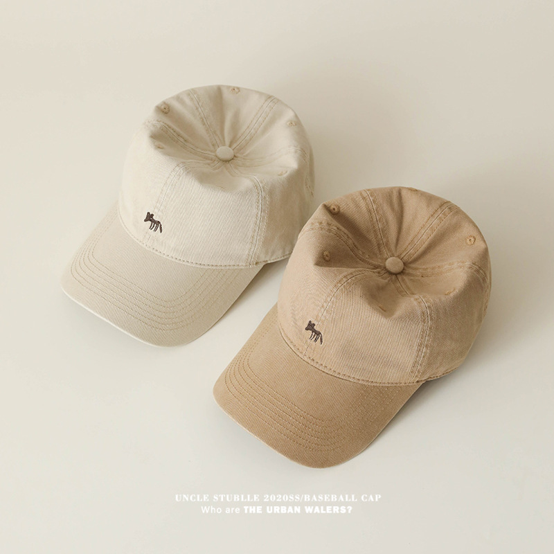 キツネさんは野球帽を刺繍して、ひさしを深くして顔を見せます。|undefined