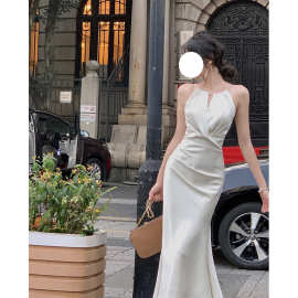 法式名媛气质礼服裙米白色挂脖吊带连衣裙女缎面鱼尾长裙子