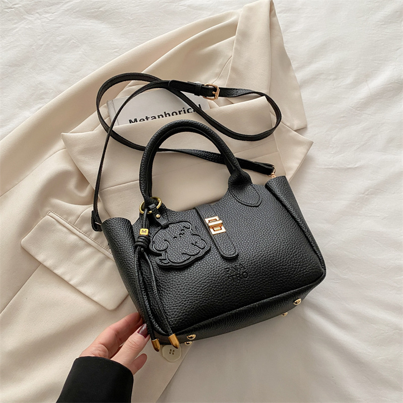 Bolsos de gran capacidad para mujer primavera y verano todo fósforo 2025 nueva versión coreana de la bolsa de mensajero casual popular de este año