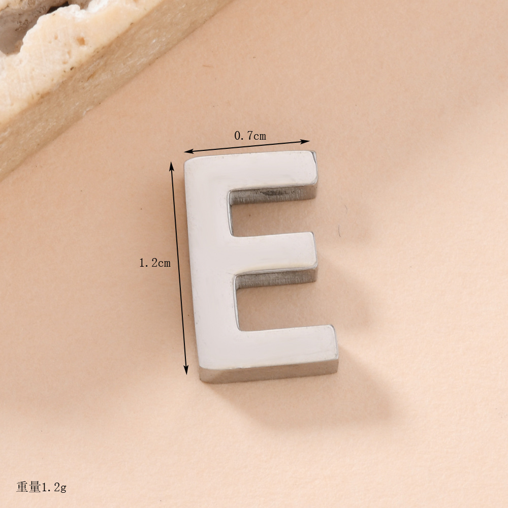 Venta caliente transfronteriza 26 letras inglesas colgantes de agujero recto collar de acero inoxidable colgantes accesorios de letras de bricolaje fabricantes de joyas