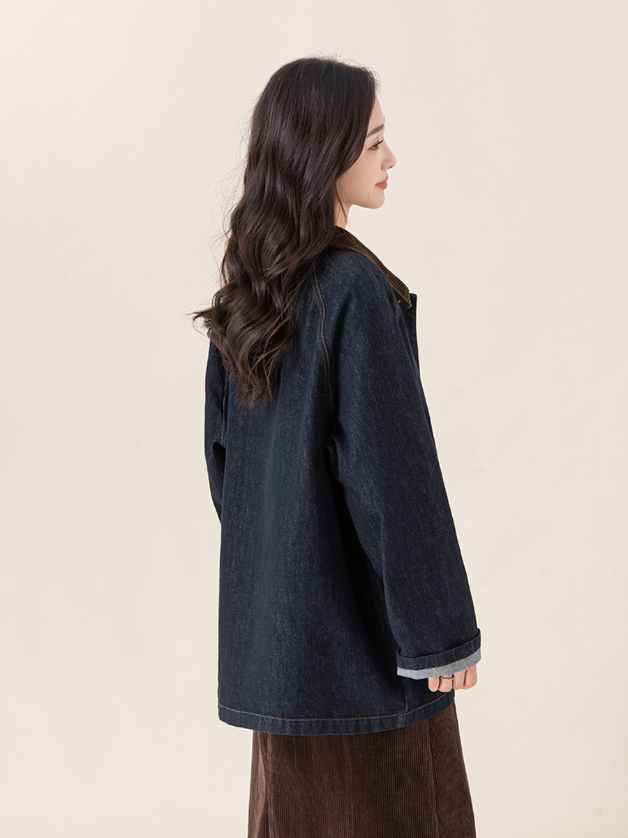 Áo khoác denim cổ điển phối màu tương phản, ve lông cừu, dáng dài trung bình — Xanh denim