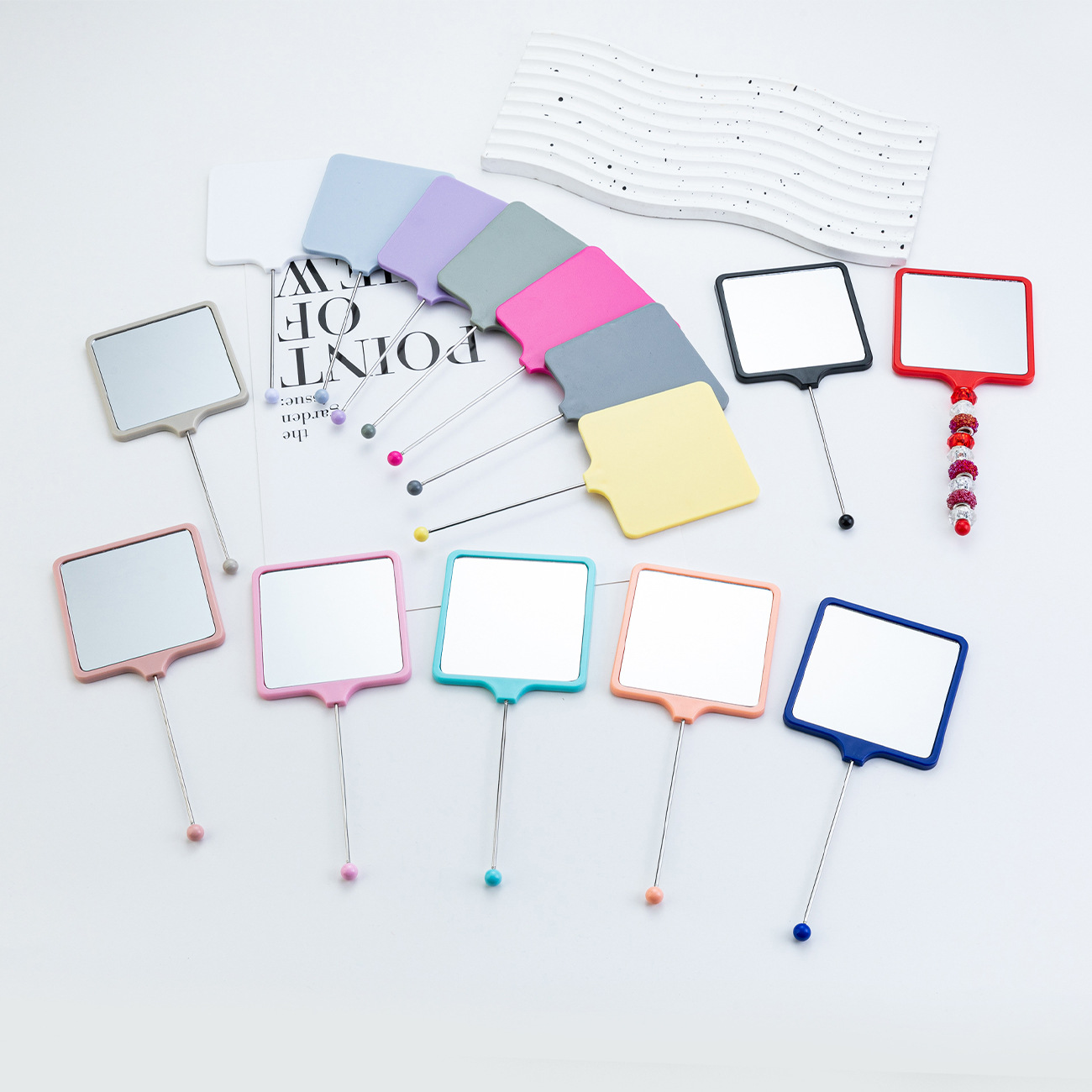 Espejo de mano al por mayor espejo de maquillaje HD multicolor bricolaje cuadrado mango espejo portátil portátil de una cara vestidor espejo