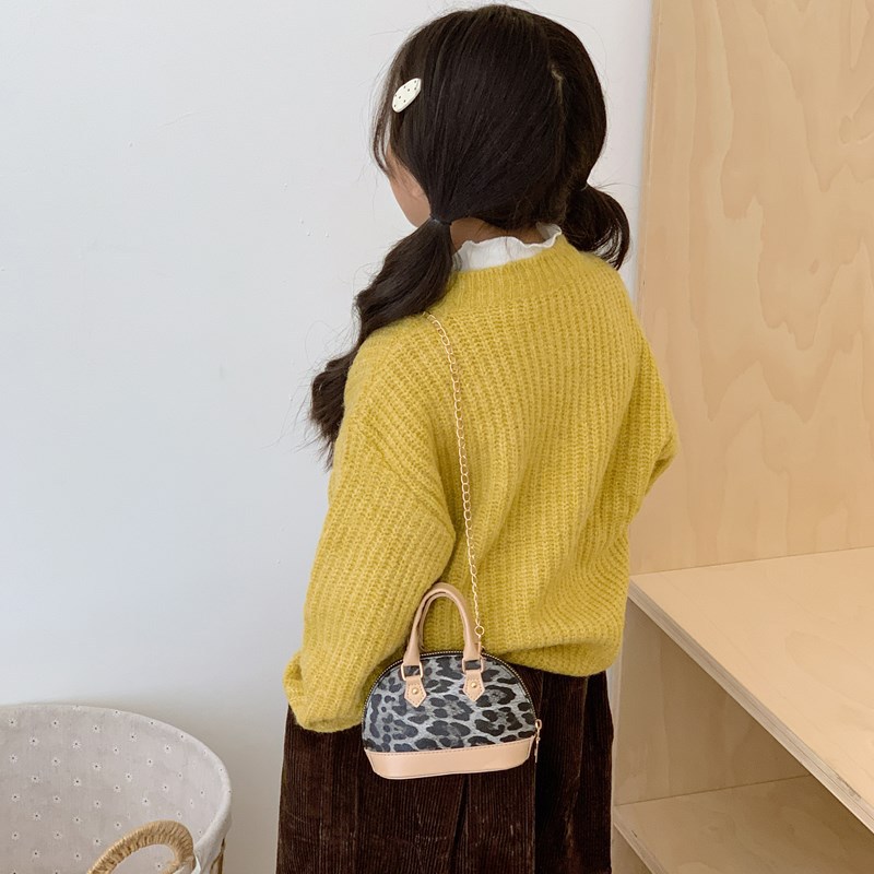 Moda cool leopardo mochila para hombres y mujeres, bolso de hombro compacto mini bebé bolso de cadena 2025 nuevo bolso de conchas para niños