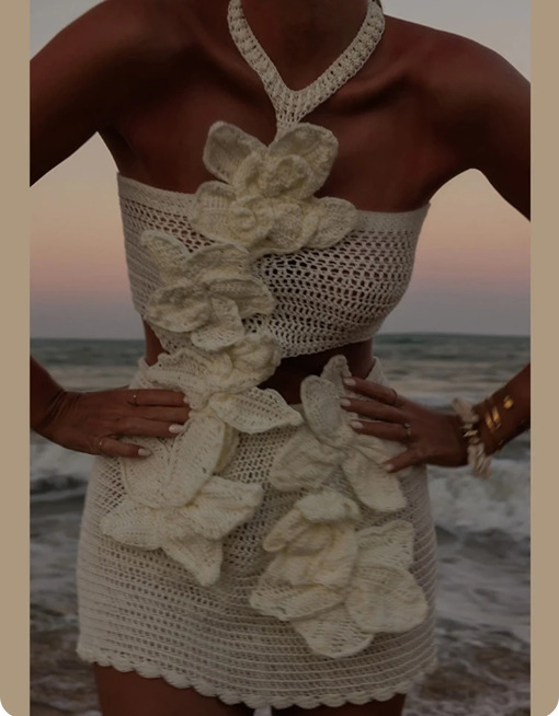 Gestricktes Damen Strandkleid Mit Neckholder Und Blumenmuster_voghion.com