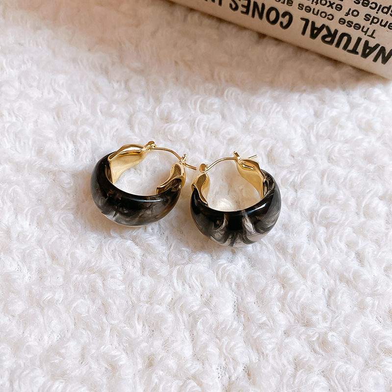 Maillard resina en forma de U hebillas de oreja retro nicho todo fósforo Pendientes de lujo ligero de temperamento de moda otoño e invierno de alta gama