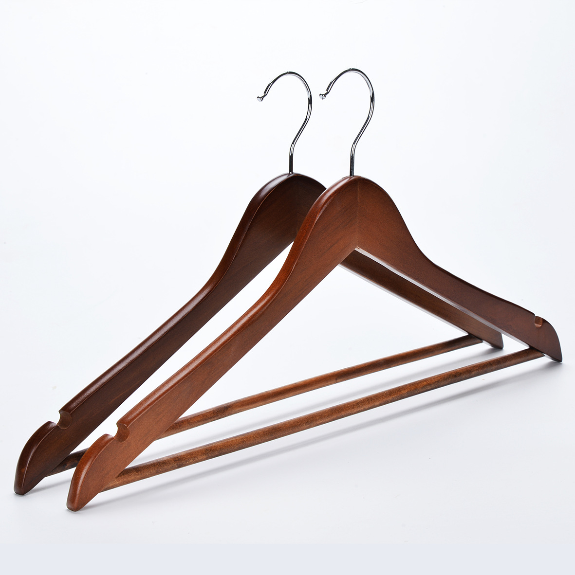 Percha de madera maciza soporte de ropa antideslizante sin costuras almacenamiento perchero de madera tienda de ropa para el hogar colgante de ropa de hotel al por mayor clip para pantalones