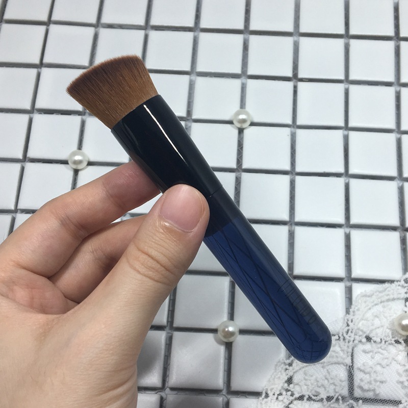 131 马蹄形化妆刷 斜平头BB霜粉底刷 带皮套带包装沧州化妆刷子