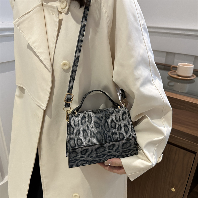Bolso de diseño de nicho ligero de lujo, alto valor de cara, leopardo, bolso de hombro, bolso de viaje universal de moda para mujeres.