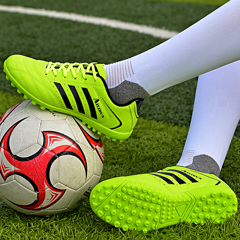 24 zapatos de fútbol para hombres de otoño bajo clavos estudiantes niños niños entrenamiento profesional zapatos de fútbol transfronterizos Amazon