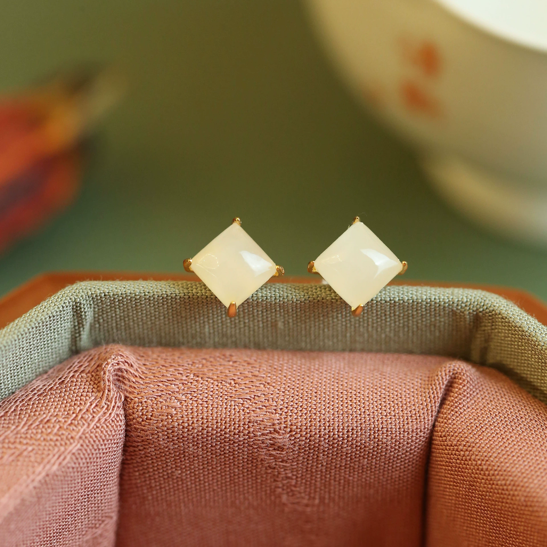 S925 Серебряный инкрустированный натуральный Hutian Jade Sugar с четырьмя когтями, инкрустированный маленькими, изысканными и простыми повседневными дикими женами