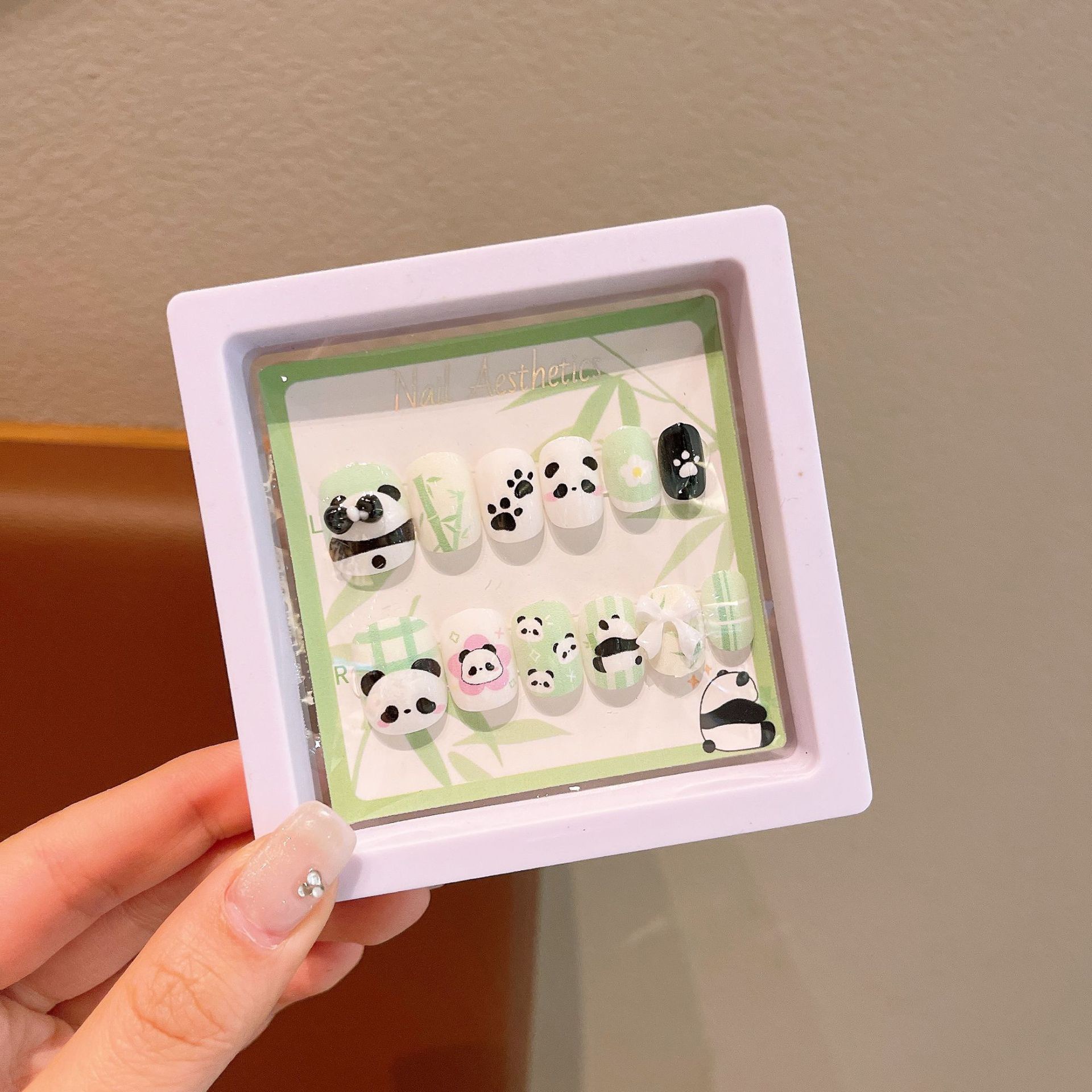 Uñas postizas Kuromi para niños en caja, lindas pegatinas de uñas removibles para niñas, pegatinas de uñas exquisitas de dibujos animados.
