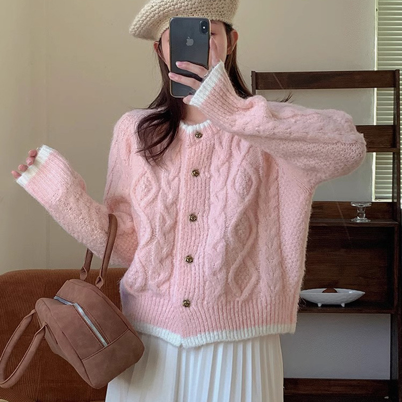 ミルク系は青い短い上着の麻花ニットのカーディガンを着ています。